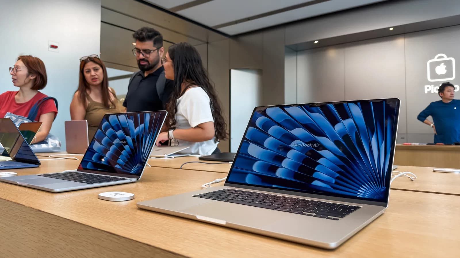 How long is a new MacBook actually supposed to last? - Engadget