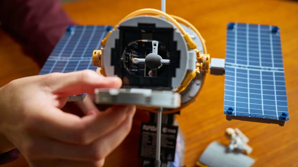 LEGO deploys Hubble Space Telescope as detailed desktop model