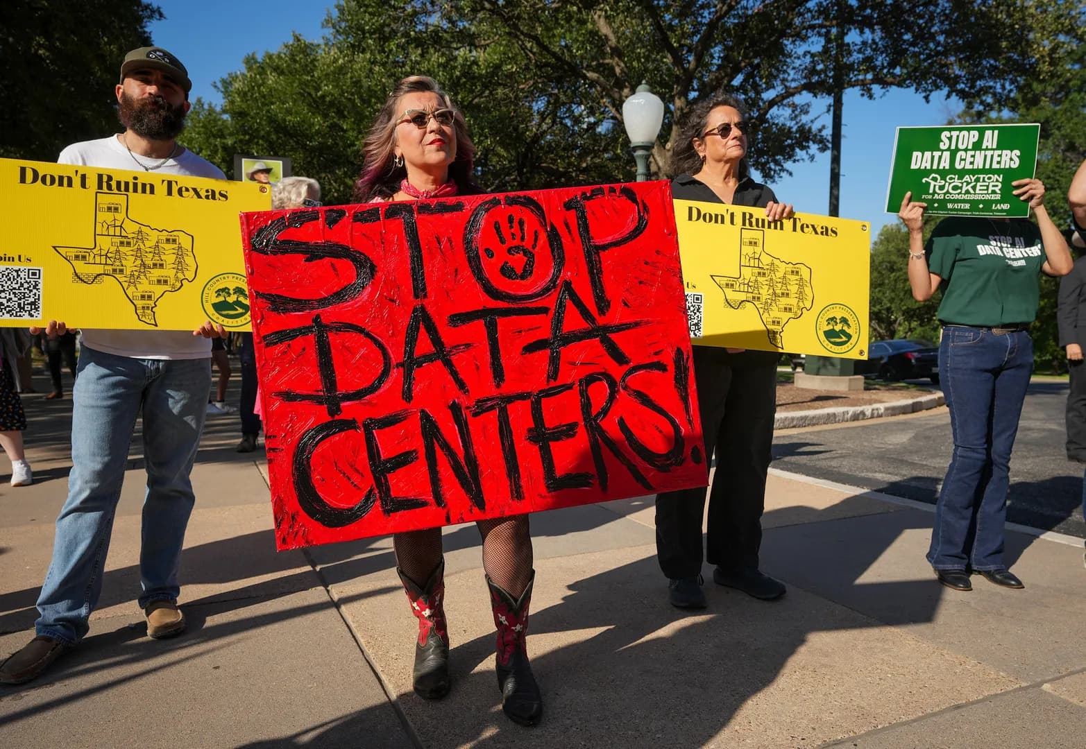 Texas governor pumps brakes on data centers