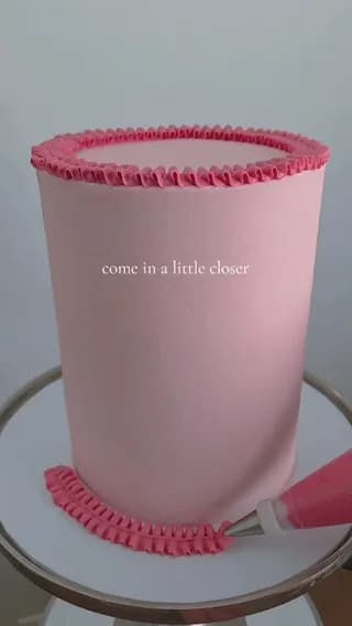 Decorating a Vintage-Style Hello Kitty and My Melody Cake
