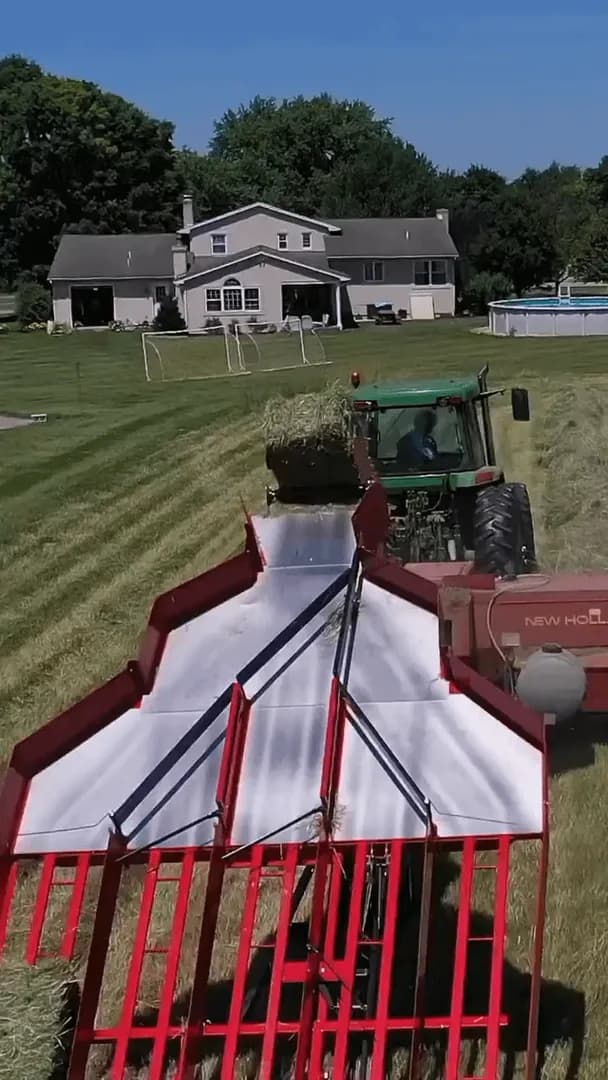 Machine for collecting hay bales