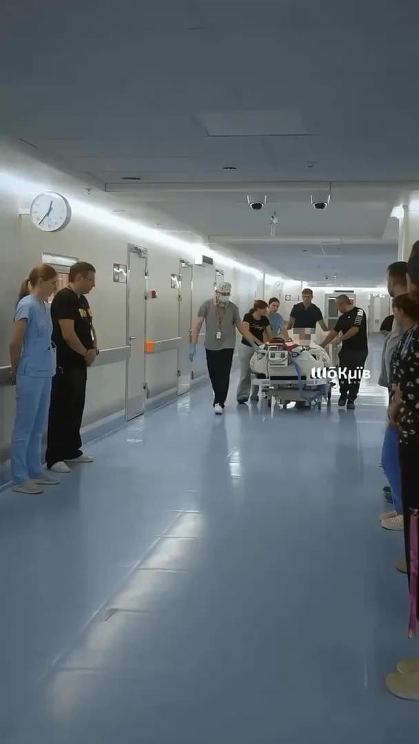 At Kyiv’s Okhmatdyt Hospital, staff honored a child who became a posthumous organ donor. After brain death was confirmed, the parents consented to donate the heart, liver, and lungs. Their selfless de