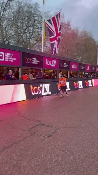 London Marathon 2023: The last finisher received a hero's welcome as he crossed the finish line