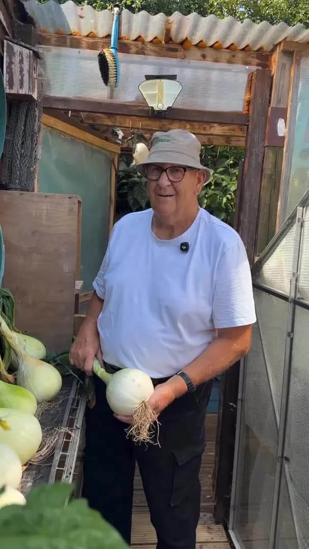 Find someone who loves you as much as this man loves his onions