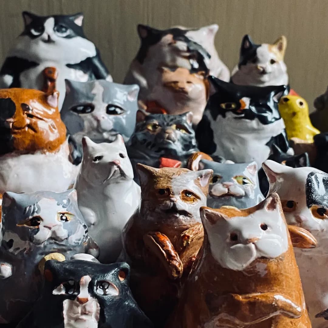 Some ceramic kitties I’ve been working on. Which pattern or expression is your favorite?
