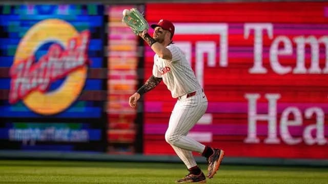 Bryce Harper battling knee soreness since shift to right field