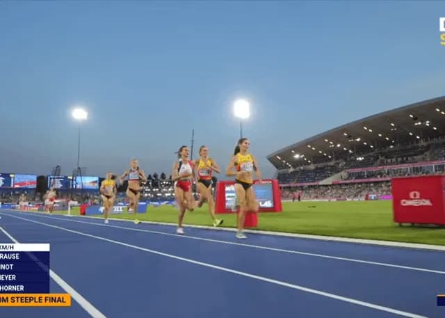 Steeplechase runner falls into water - loses bronze medal