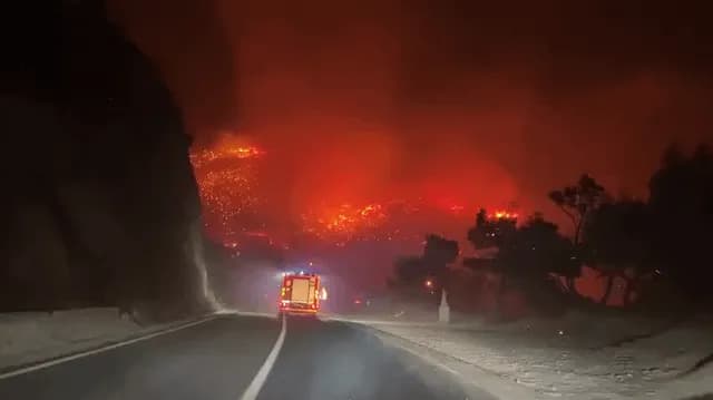 Last night’s wildfire in Omiš, Croatia, captured an apocalyptic footage that looks like it was lifted straight from a feature film