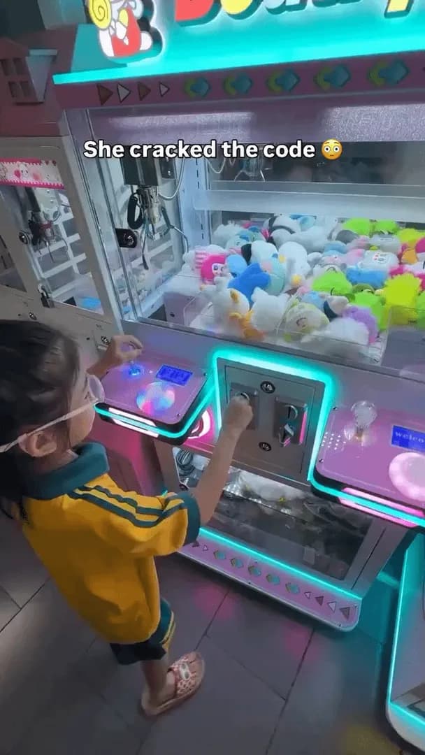 Kid just beat the claw machine scam in five seconds