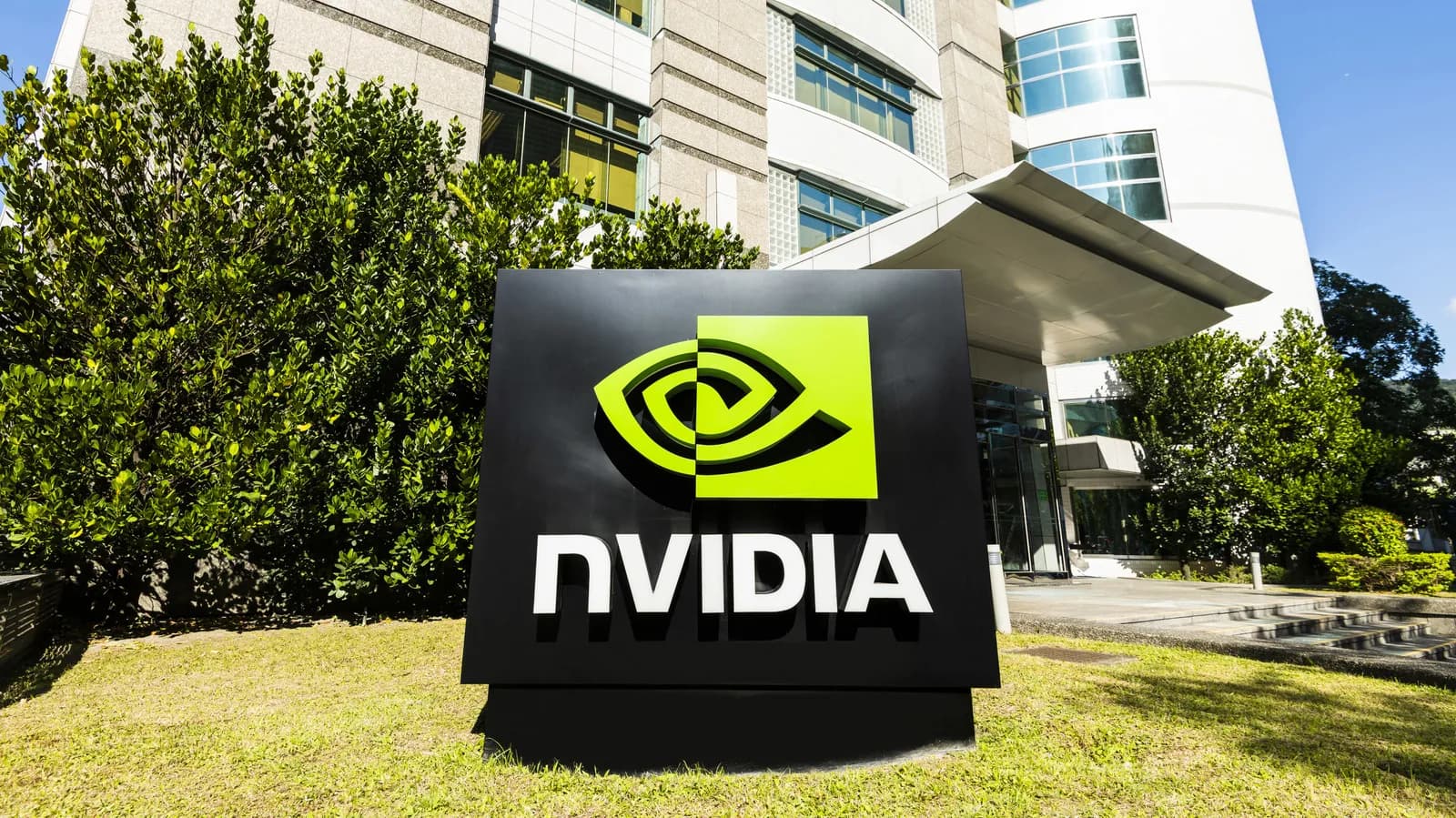 China reportedly allows ByteDance and Tencent to import 10,000 H200 chips - Engadget