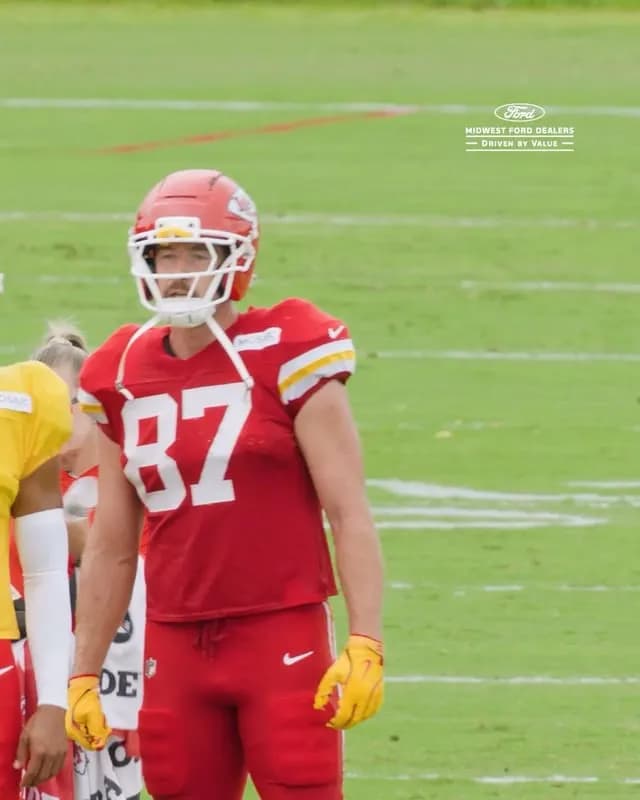 Travis Kelce teaches Justin Fields about blink-182
