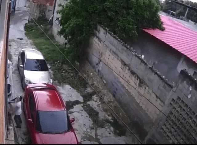 Man's quick thinking and prompt reaction saves his wife from a wall collapsing on top of her amidst Venezuelan Earthquake