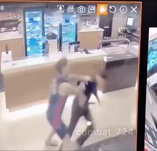 Restaurant worker uses boxing skills and swiftly drops violent customer