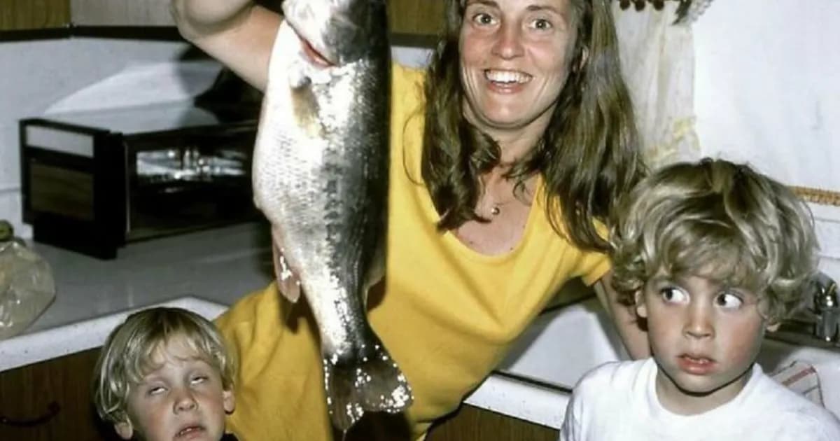Family Pictures That Were Clearly A Mistake, Yet Everyone Looks Weirdly Happy