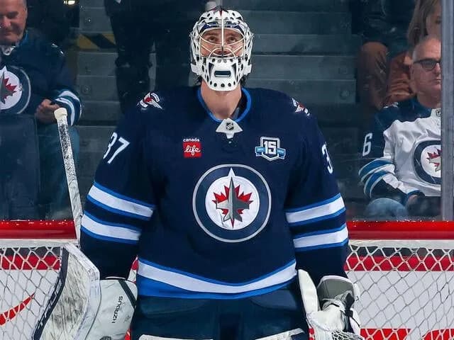 Jets' Hellebuyck goes public with trade request
