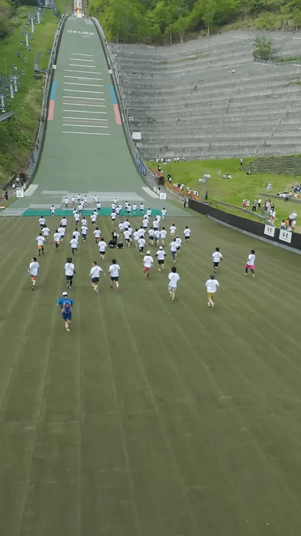 1 vs 70 running up a ski jump in Japan