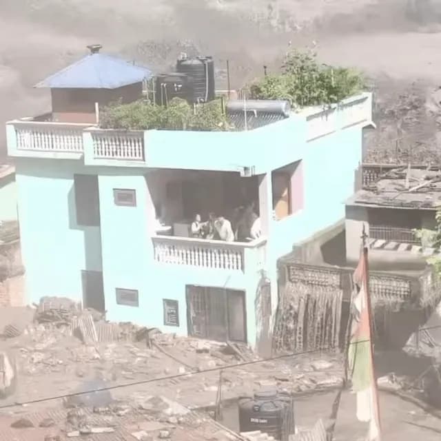 The engineer who designed that house's column structure deserves a national medal.