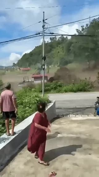 Women Saves the life of 2 innocent kids in the recent flooding incident from Nepal!!! 🫡