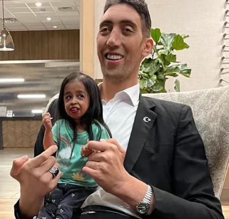 Tallest meets tiniest, history in one frame