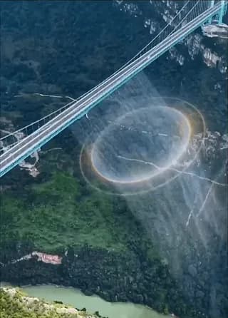 A full-circle rainbow appeared under the Huajiang Canyon Bridge during a water curtain show.