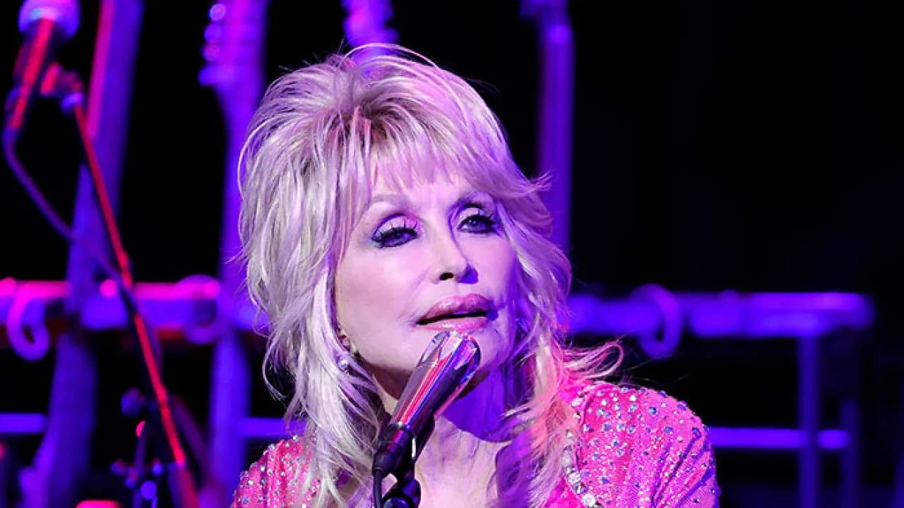 After Dolly Parton Loses Battle With Cancer, A Doctor Reveals The Three Symptoms Most People Dismiss