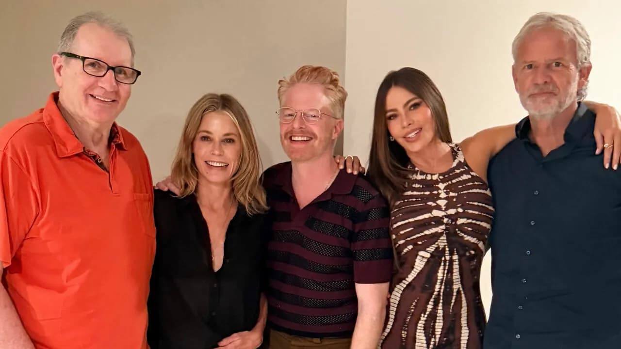 “Who TF?”: ‘Modern Family’ Reunion Pic Baffles Fans As They Don’t Recognize Major Figure While Other Stars Are Absent