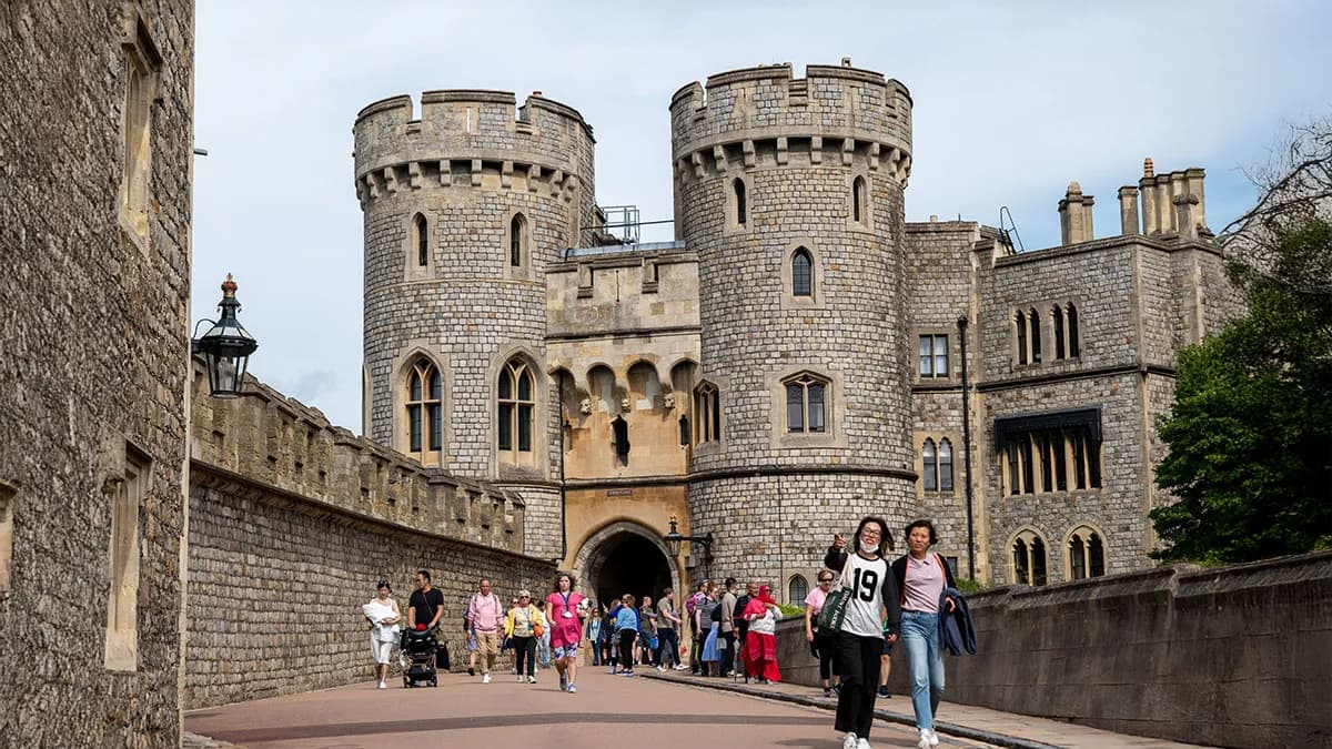 54 Times American Tourists Did Something That Gave Them Away