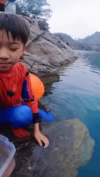 ​A quick goodbye kiss before letting it go