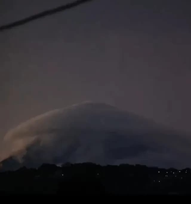 Stunning compilation of the lightning over Volcán de Agua, Guatemala