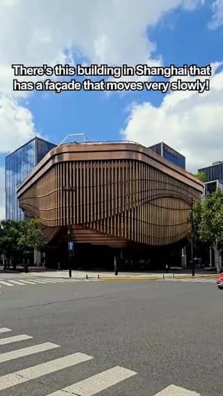 This buildings facade moves slowly 🔥
