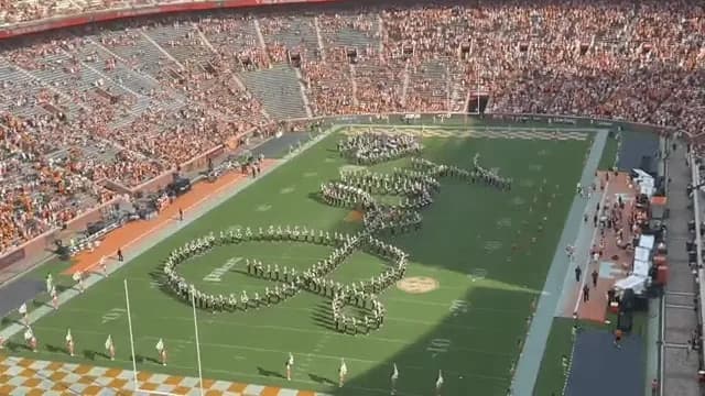 Tennessee Volunteers football pays tribute to Dolly Parton with 4th Quarter song and halftime performance