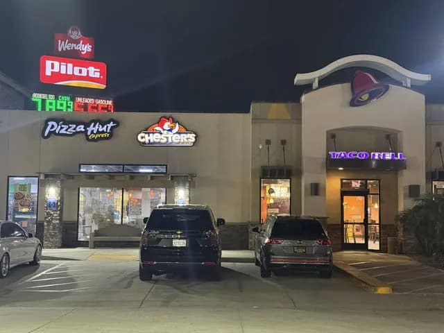 A combination Pizza Hut / Taco Bell / KF...Chester's? (Lost Hills, CA)