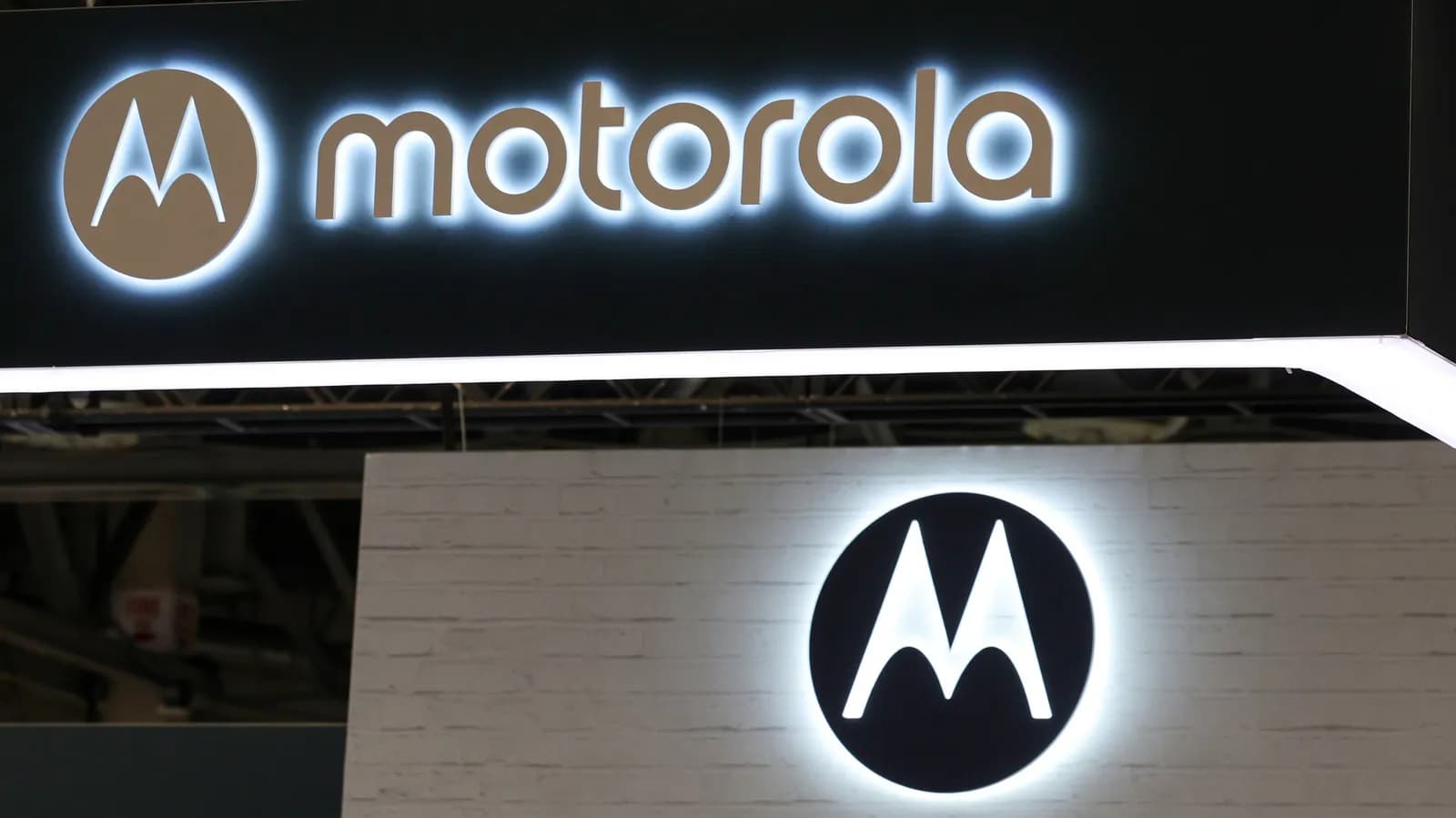 Motorola teases new compact foldable Razr - Engadget