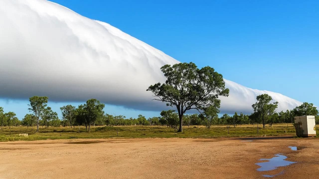 This massive cloud formation can stretch for over 600 km , and it's real