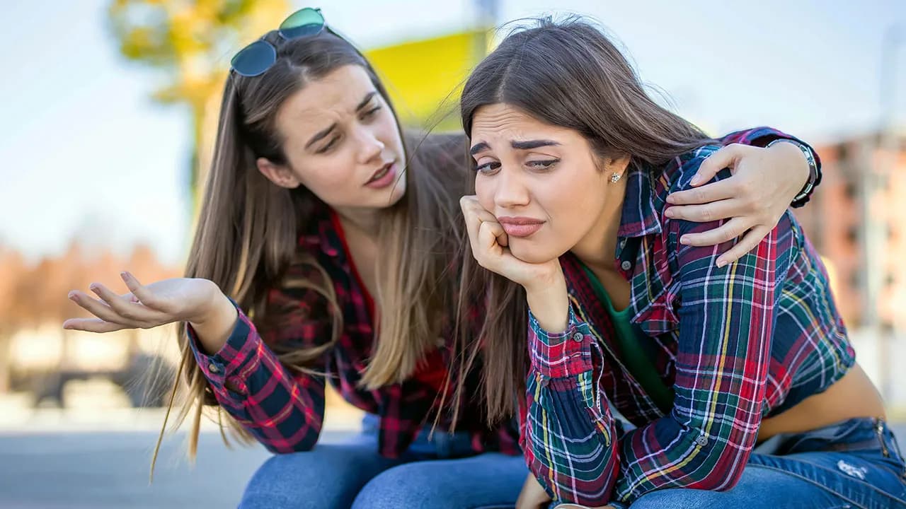 Copycat Friend Takes Things Too Far When She Starts Feeling Autoimmune Symptoms Just To Be Cool