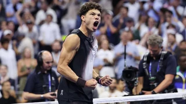 Ben Shelton stuns Carlos Alcaraz in late-night US Open marathon