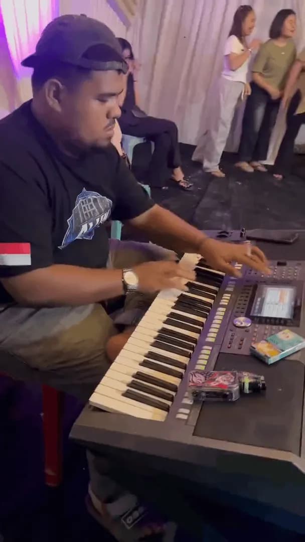 Indonesian keyboard player casually running an entire dance party by himself