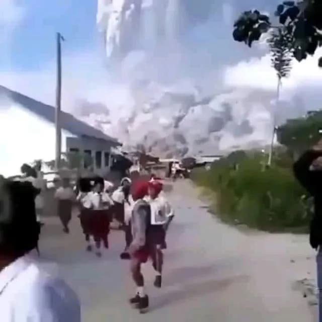 Kids The moment school kids realized Mount Sinabung was erupting behind them (Indonesia, 2018). Look how gigantic and terrifying an eruption can be, even if it's relatively far away.
