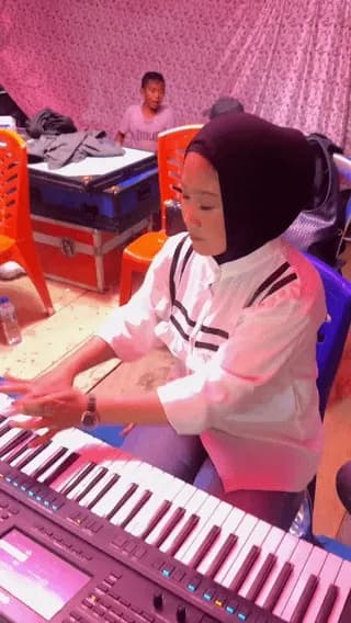 Another indonesian keyboard player, but this one is a girl.