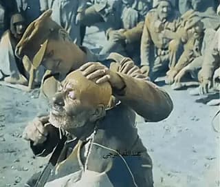 Colorized footage from 1917 showing a British soldier shaving a local Iraqi arab man during the WWI Mesopotamian campaign