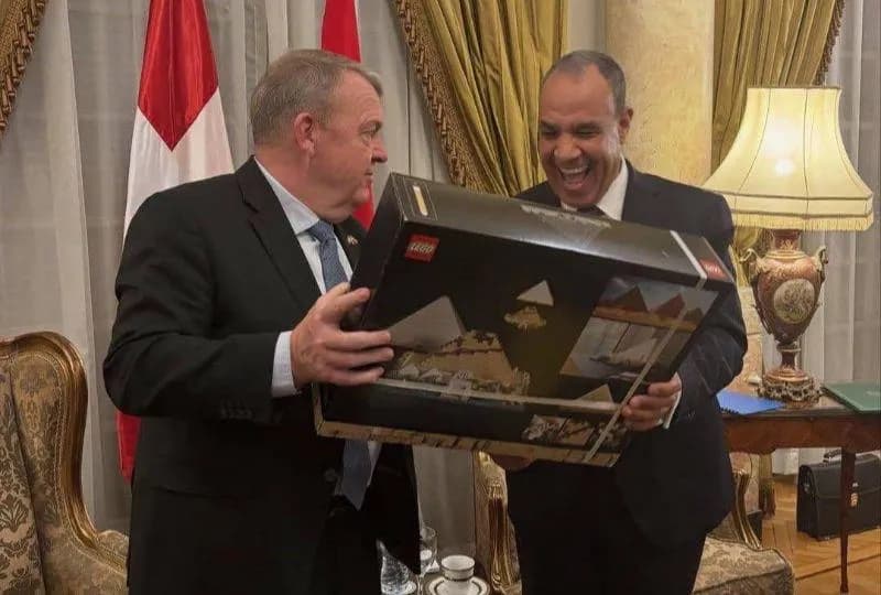 Danish Foreign Minister Gifts Lego Pyramid Set to Egyptian Foreign Minister.
