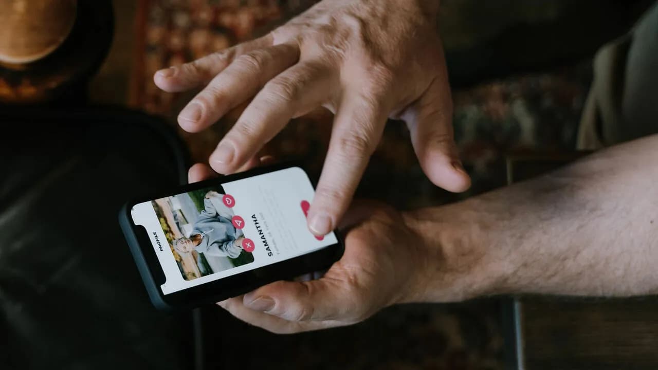 âWeâre Cookedâ: Man Shares Results Of His âBecky Experimentâ After Testing Four Different Dating Profiles