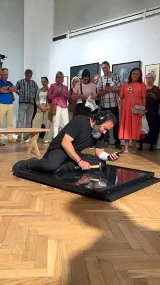 Man use shattered glass to make portraits