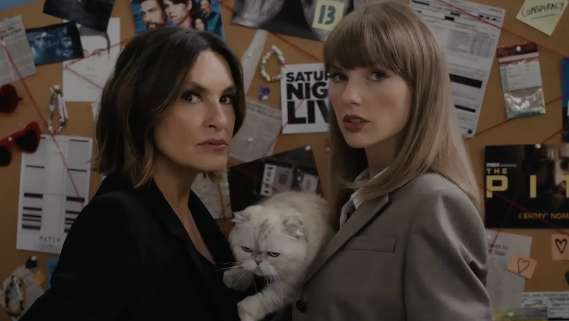 Taylor Swift crashes Mariska Hargitay's 'Law & Order SVU' sketch at the Emmys