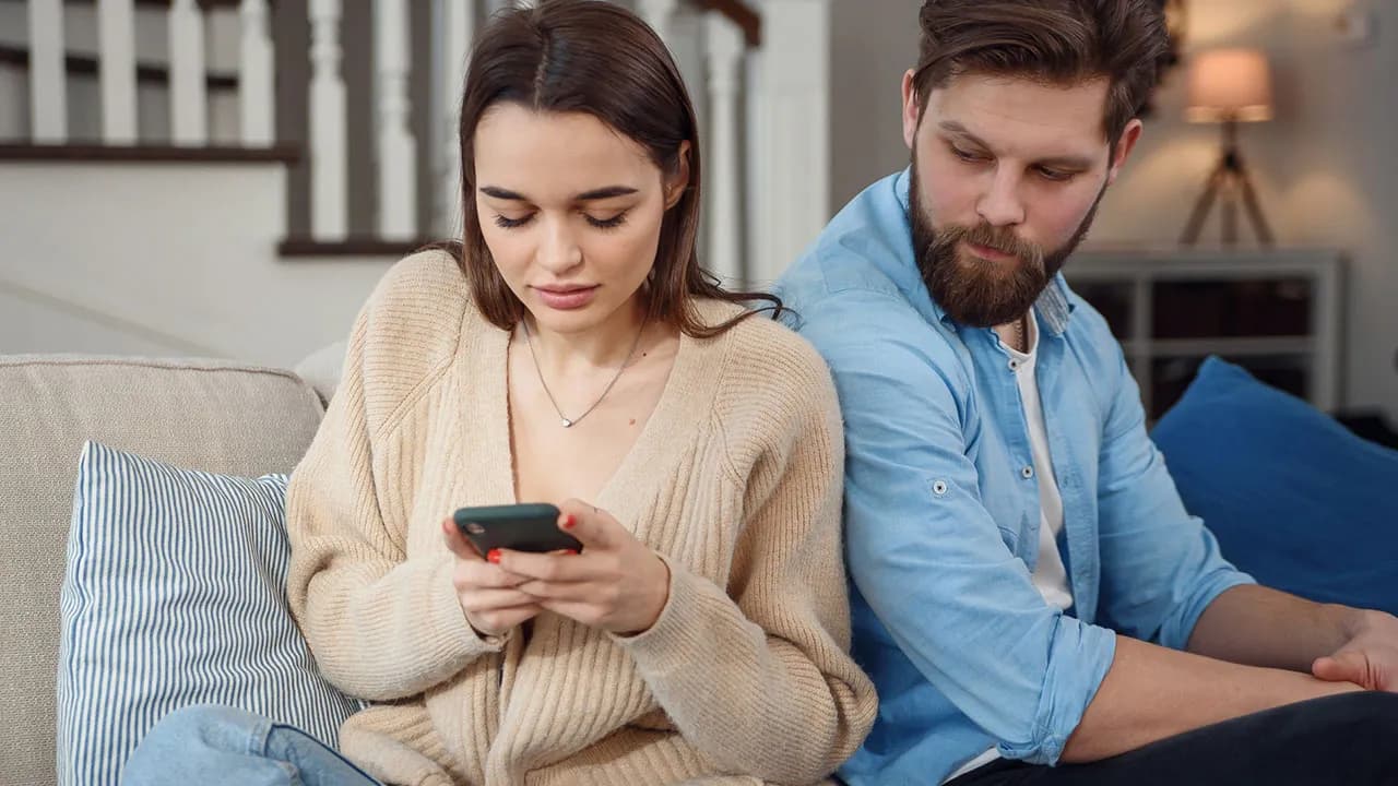Woman Arranges A Tinder Date For BF And He Has No Idea His Side Chick Is The Same As His Main One