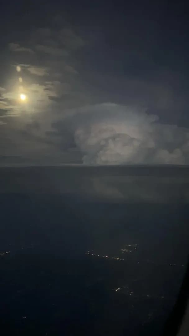 Footage of a storm cloud above the clouds on a flight from Xiamen to Bangkok