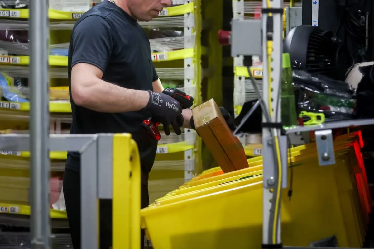 Amazon gives its workers a raise of $1 per hour | TechCrunch