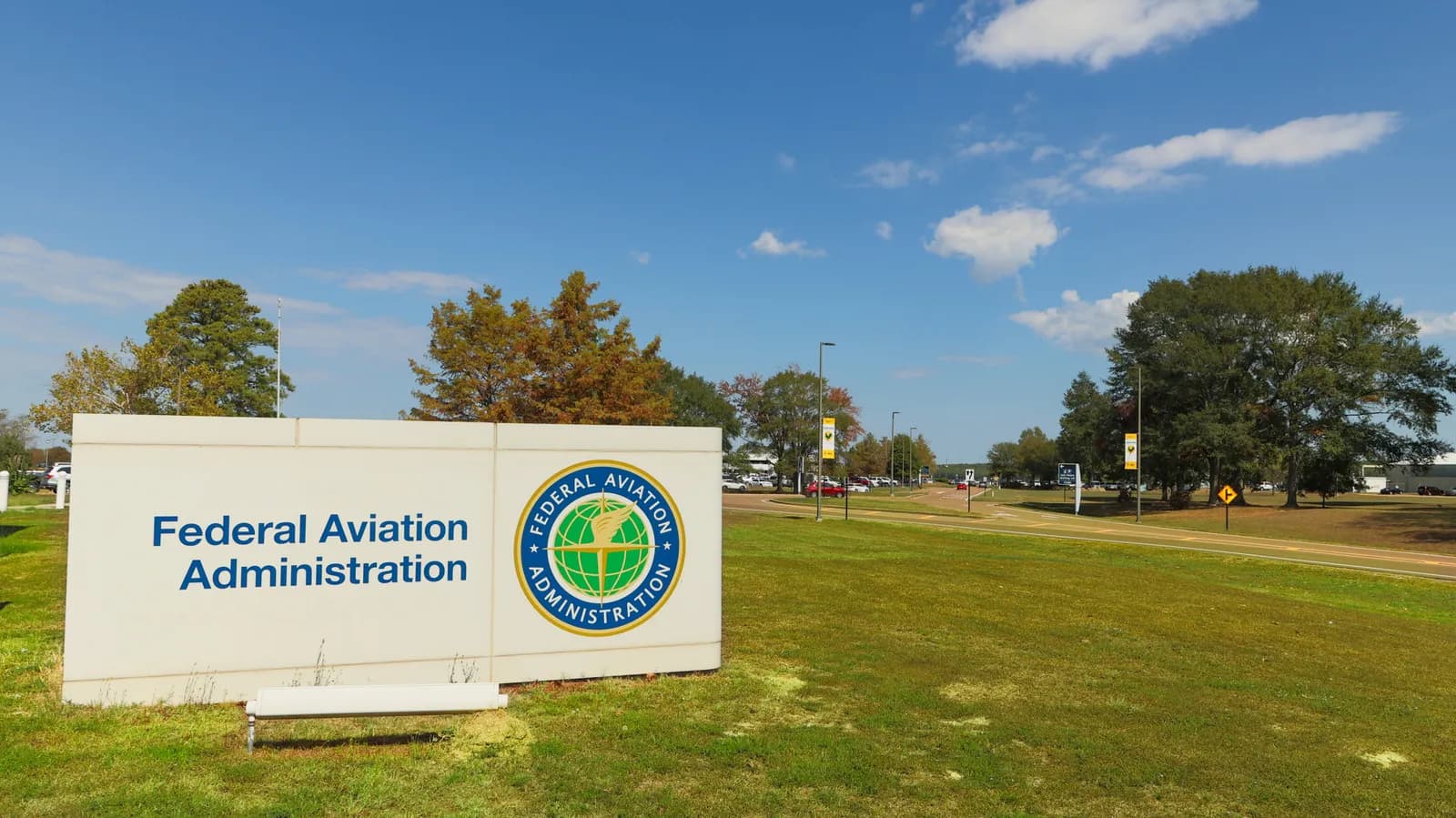FAA says laser strikes on aircraft fell for the third consecutive year - Engadget