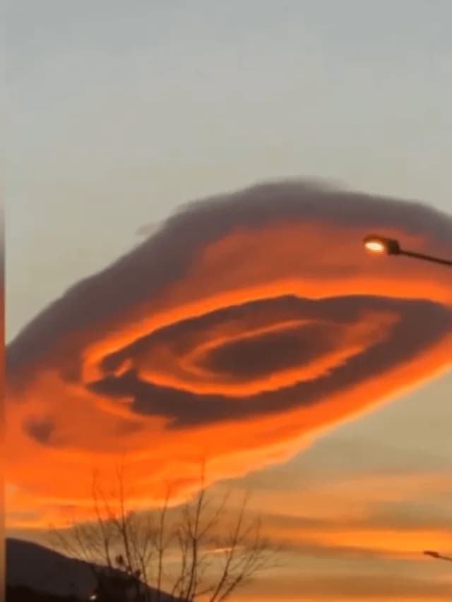 The terrifyingly surreal "UFO" cloud over Bursa,Turkey.