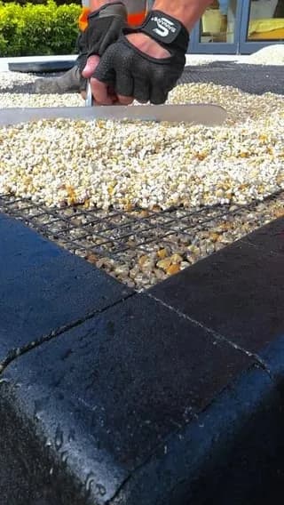 Laying and smoothing down resin-bound gravel